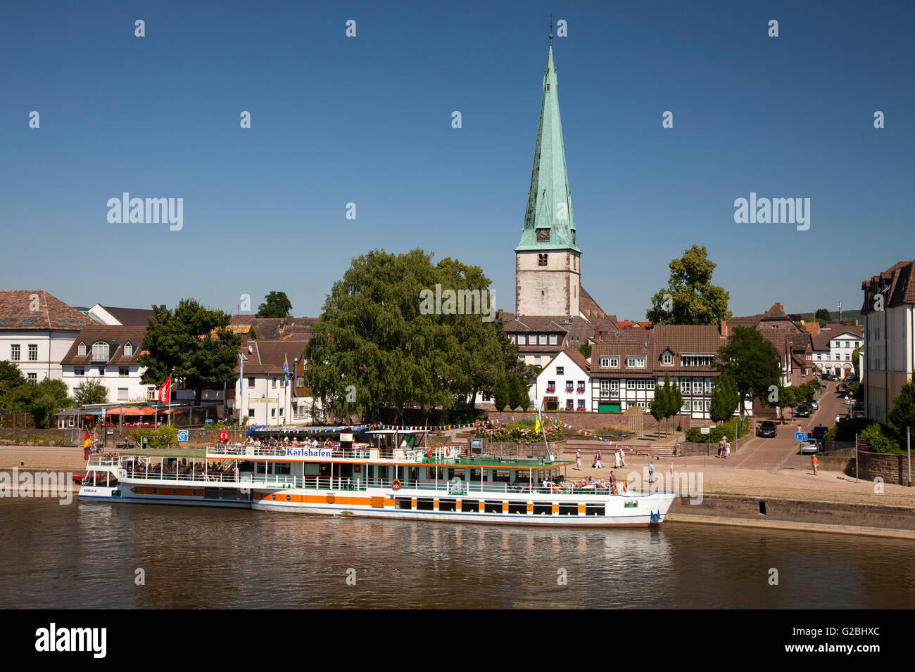 Stadtbild mit Weser-Ufer und Luther Church, Holzminden, Weserbergland, Niedersachsen, Deutschland Stockfoto