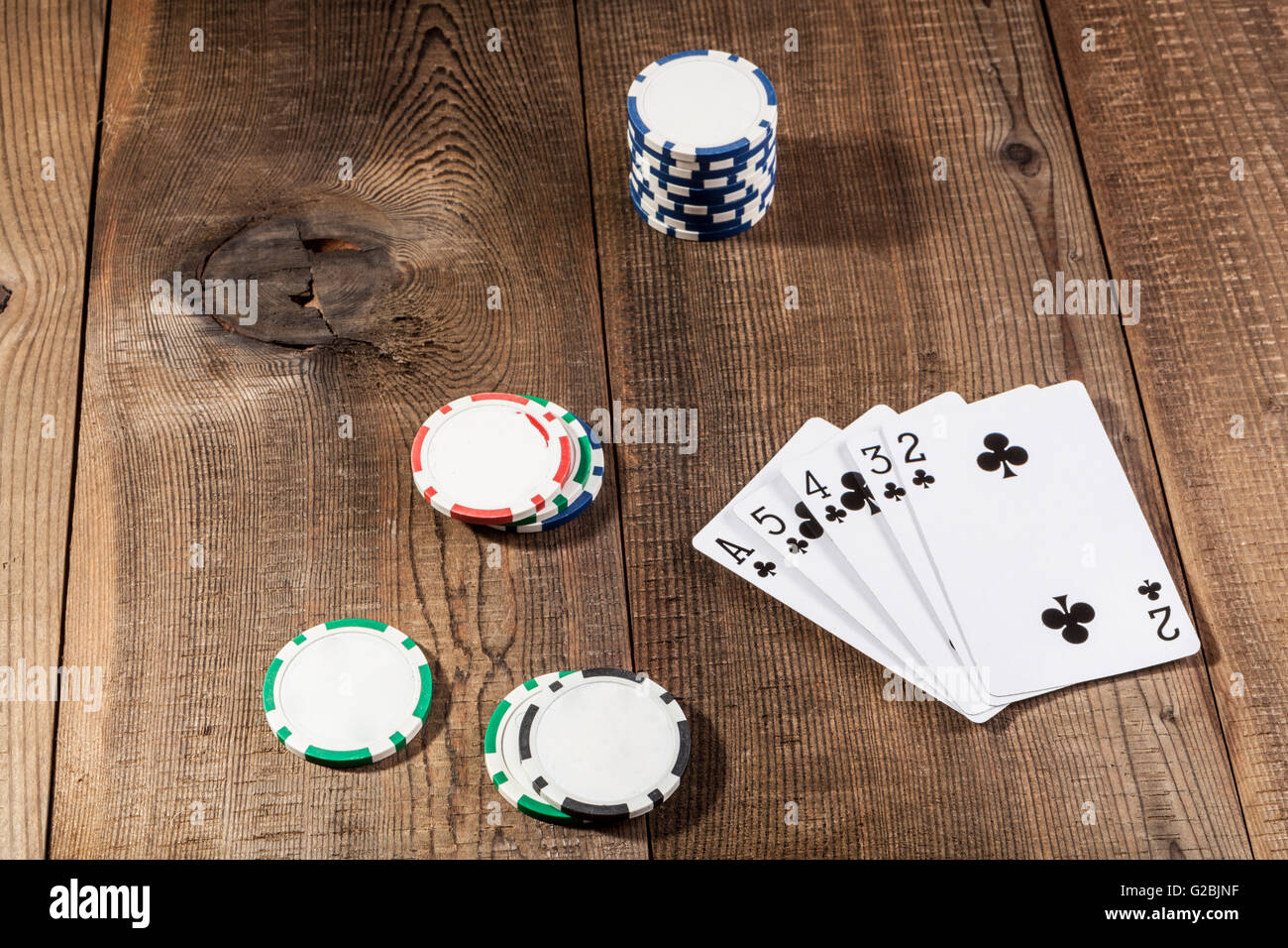 Karten und Chips auf braunen Holz Tisch Stockfoto