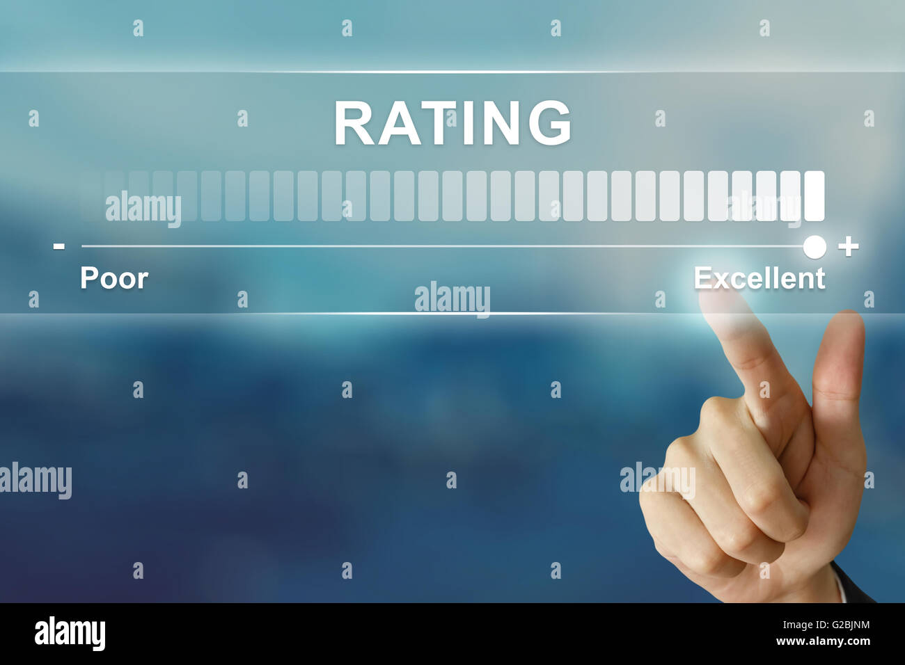 Unternehmen der Hand schieben ausgezeichnetes Rating auf virtuellen Bildschirm-Schnittstelle Stockfoto