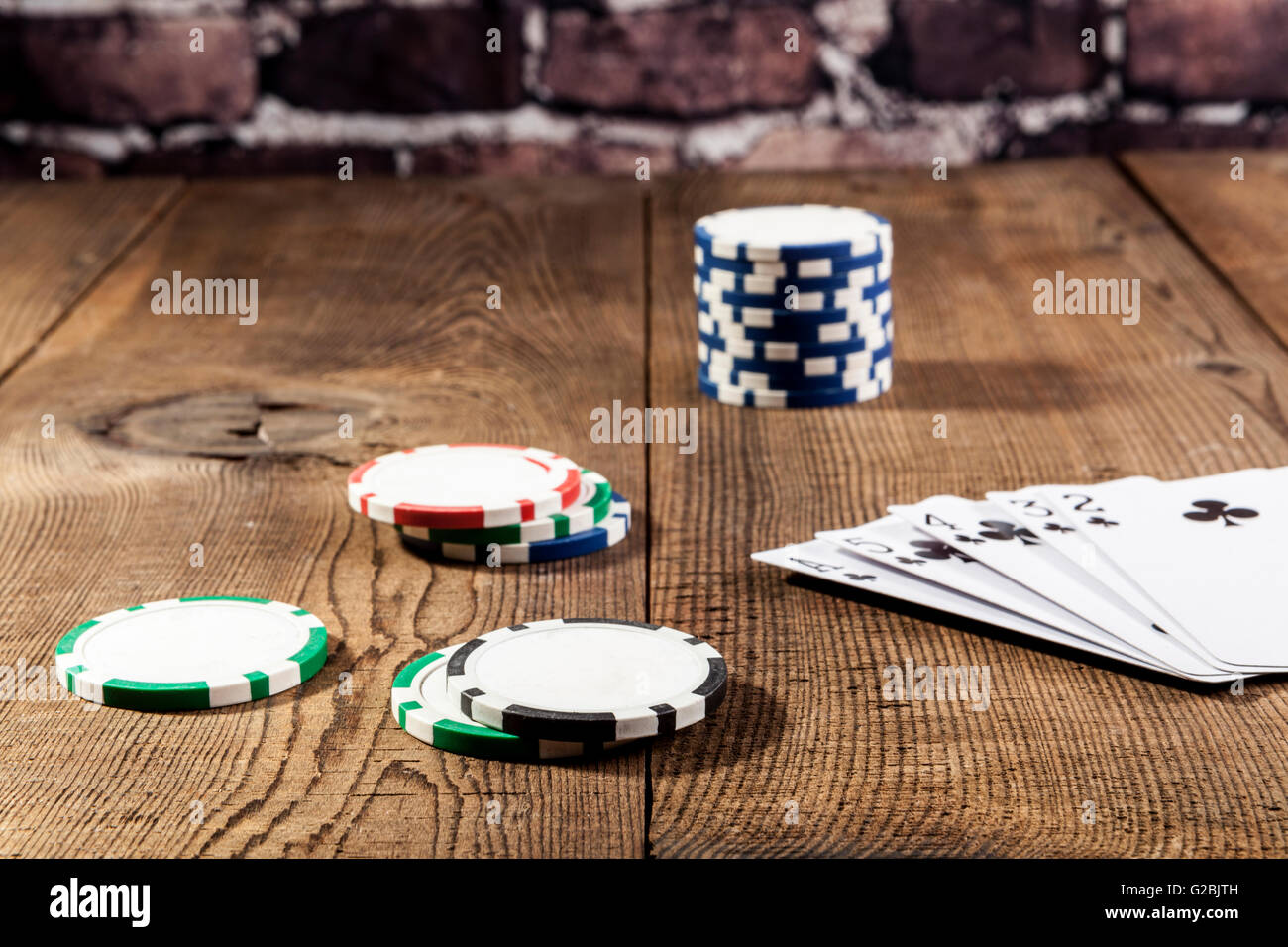 Karten und Chips auf braunen Holz Tisch Stockfoto
