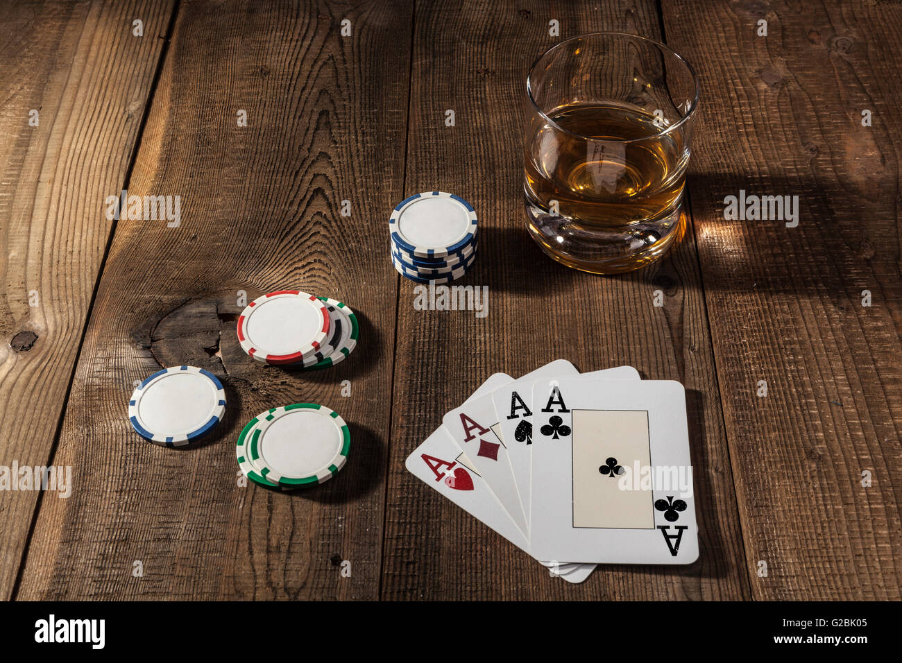 Alkohol, Karten und Chips auf Holztisch Stockfoto