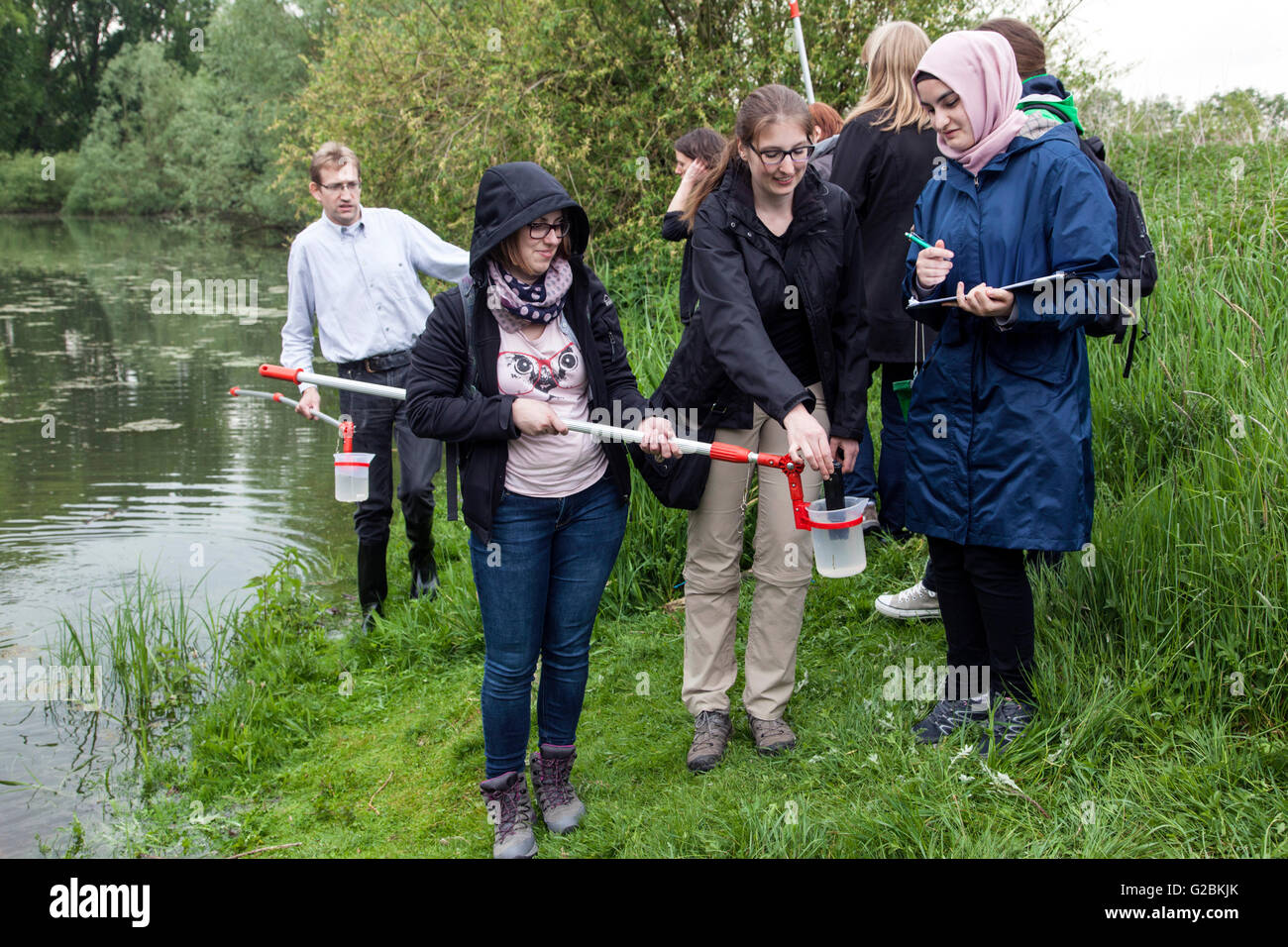 Biologen analysiert ihre Wasserproben. Stockfoto
