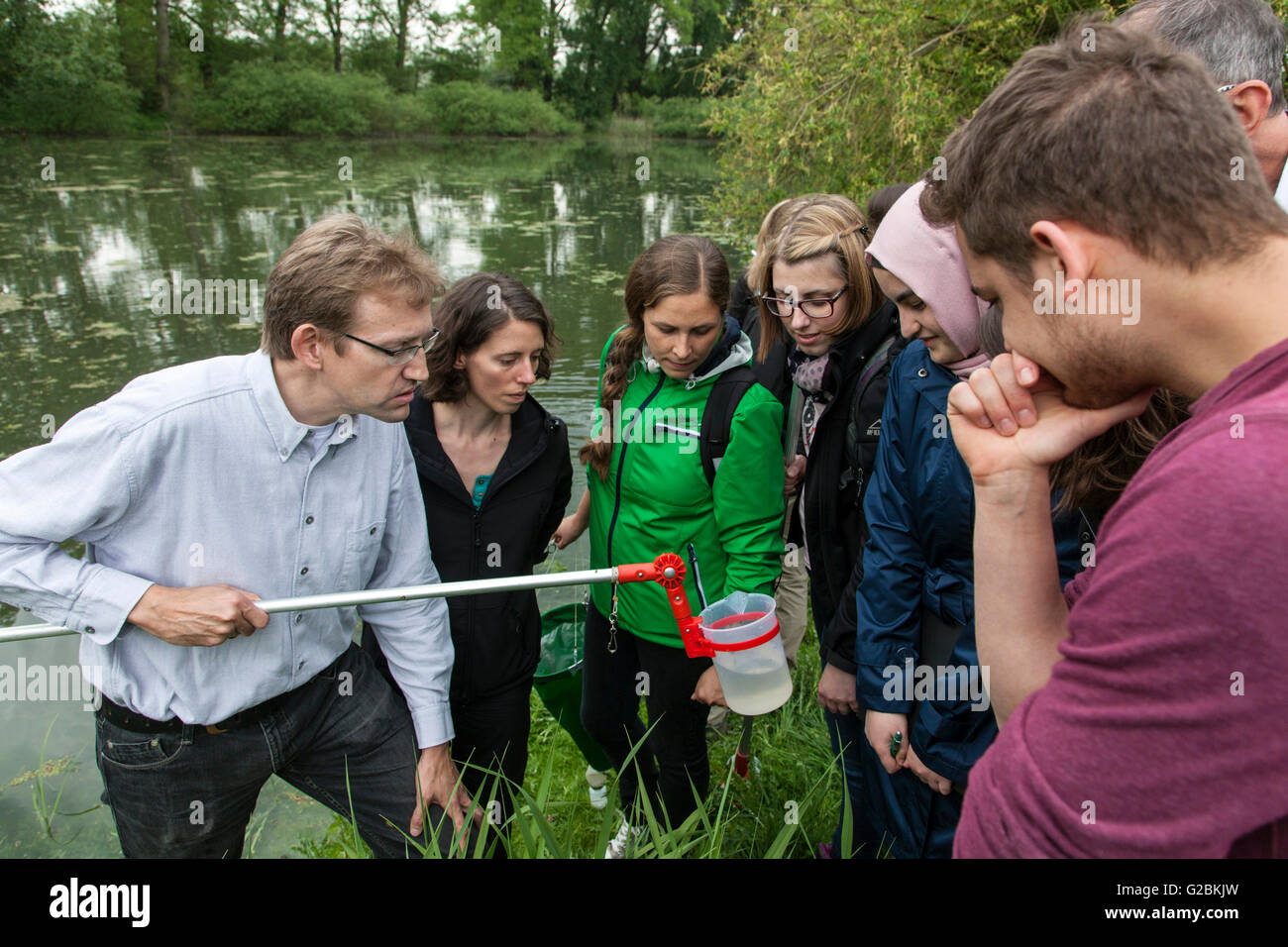 Biologen analysiert ihre Wasserproben. Stockfoto