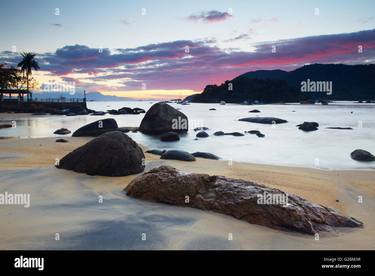 Vila Abraão Strand bei Sonnenaufgang, Ilha Grande, Bundesstaat Rio De Janeiro, Brasilien Stockfoto
