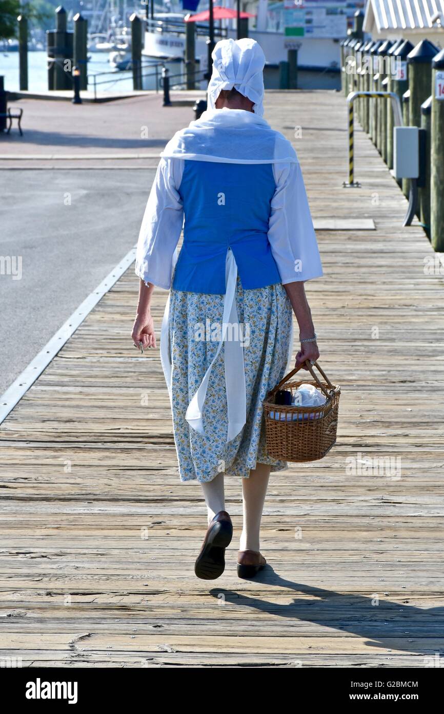 Frau gekleidet als amish Fotos und Bildmaterial in hoher Auflösung