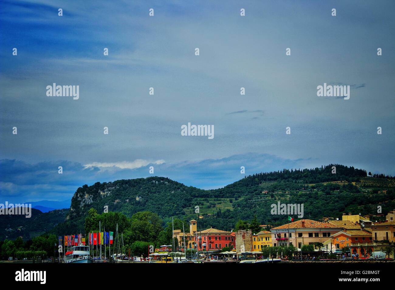 Stadt am Gardasee, Italien, mit Bergen im Hintergrund Stockfoto