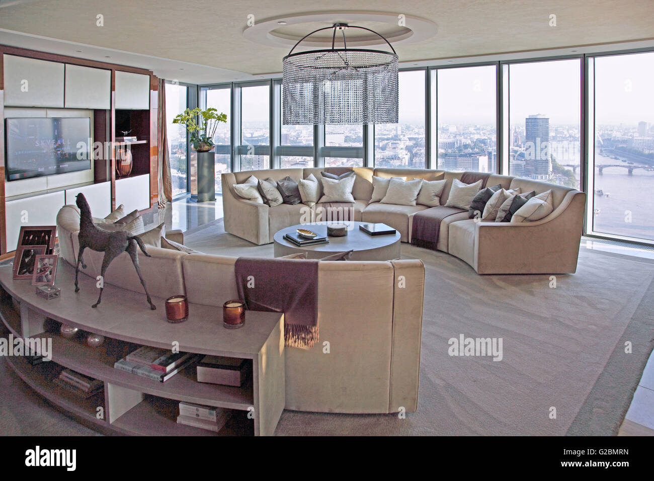 Innenansicht einer Wohnung im 35. Stock des Tower, einer luxuriösen Wohnanlage in der Nähe der Themse in Vauxhall, London, Großbritannien. Stockfoto