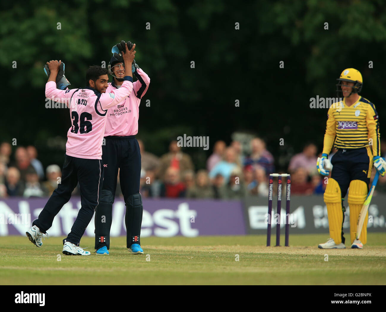 Middelsex Ravi Patel (links) feiert das Wicket-Hampshire Will Smith während des Spiels T20 Blast Uxbridge Cricket Ground nehmen. Stockfoto