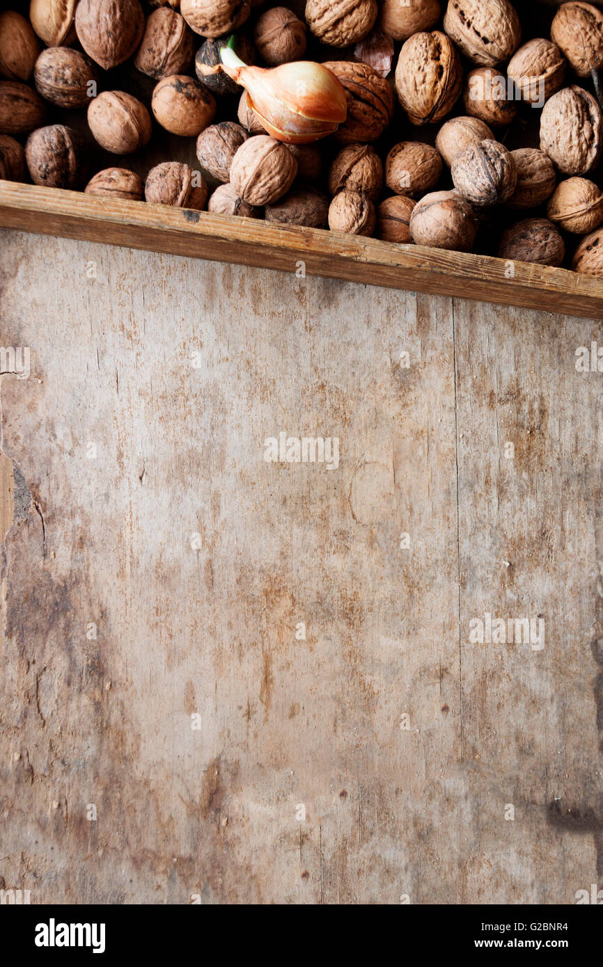 Essen Hintergrund, frische Walnüsse in einer Holzkiste Stockfoto