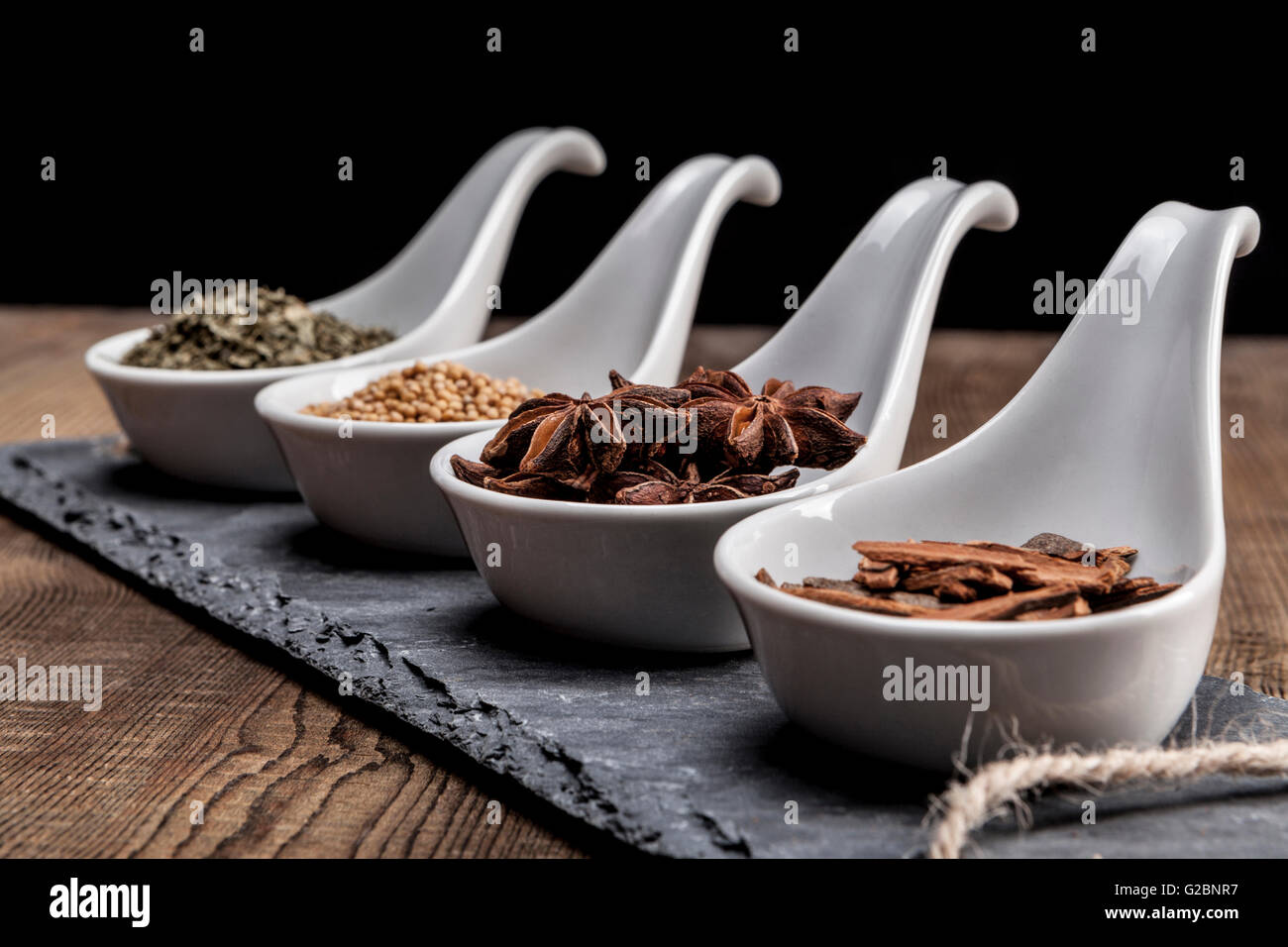 Einige Sor von Gewürzen auf Holztisch Stockfoto