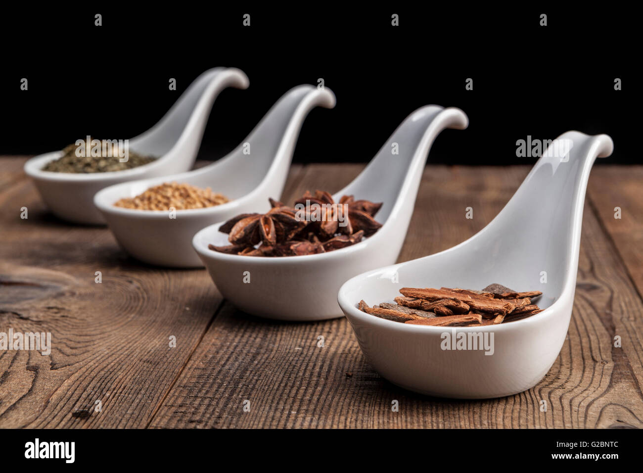 Irgendeine Art von Gewürzen auf Holztisch Stockfoto