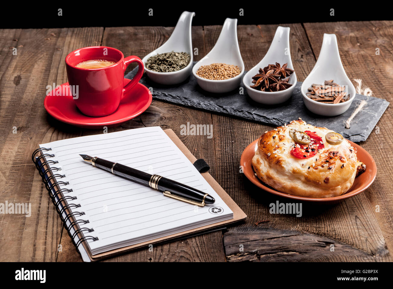 Kaffee-Hinweis und Stift und einigen Gewürzen Stockfoto