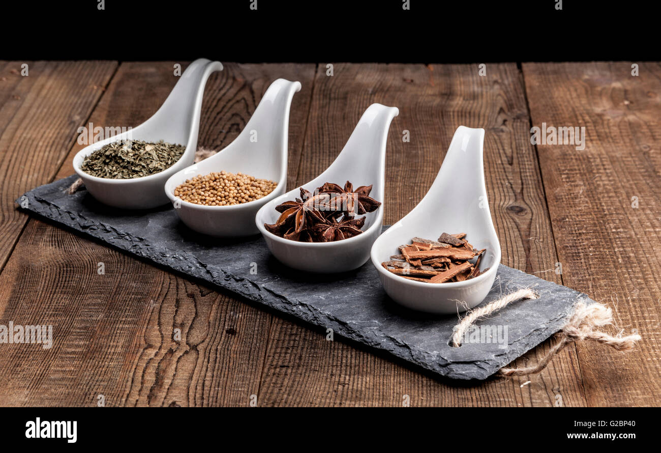 Irgendeine Art von Gewürzen auf Holztisch Stockfoto