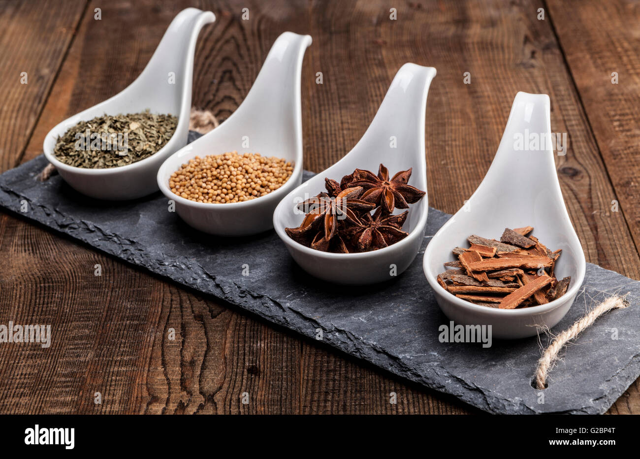 Irgendeine Art von Gewürzen auf alten Holztisch Stockfoto