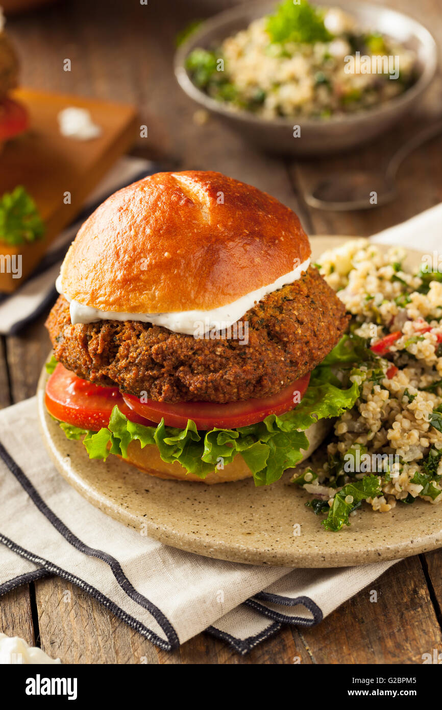 Hausgemachte mediterrane Falafel-Burger mit Tzatziki Sauce ...