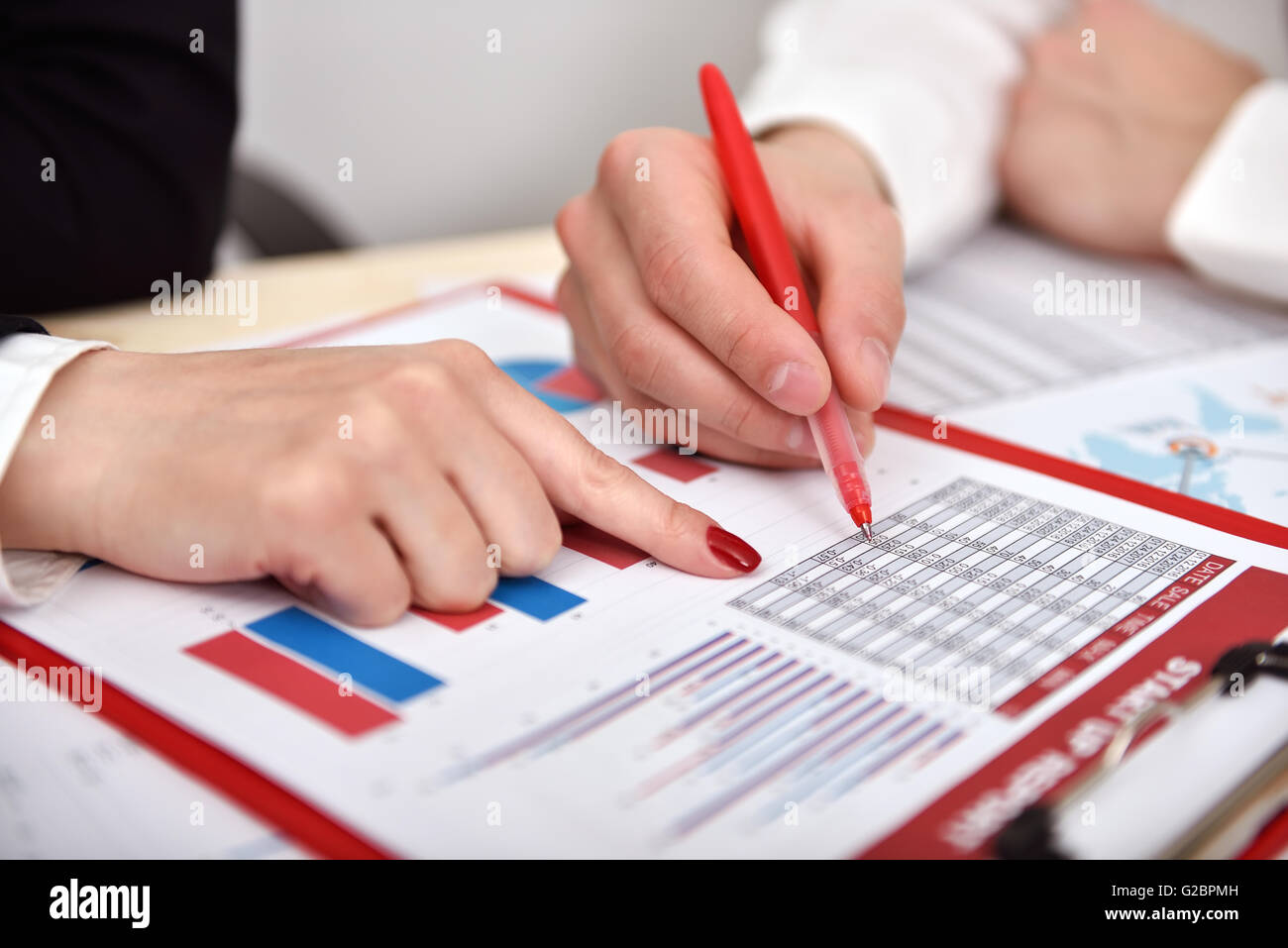 Co Arbeiter Hände während Papierkram Tagung Stockfoto