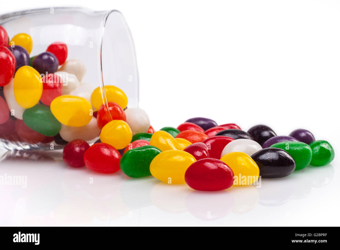 Bonbons, die isoliert auf weißem Hintergrund mit Schatten zur Neige Stockfoto