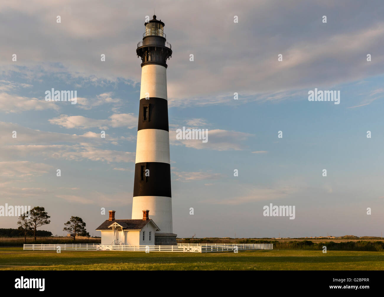 Blick auf den Sonnenuntergang von Bodie Island Lighthouse, Cape Hatteras National Seashore, Outer Banks, NC, USA Stockfoto