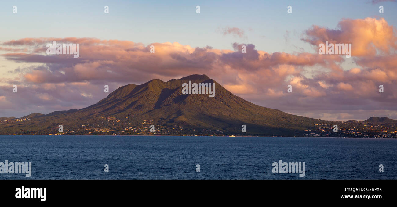 Einstellen von Sonnenlicht über Insel Nevis, kleine Antillen, West Indies Stockfoto