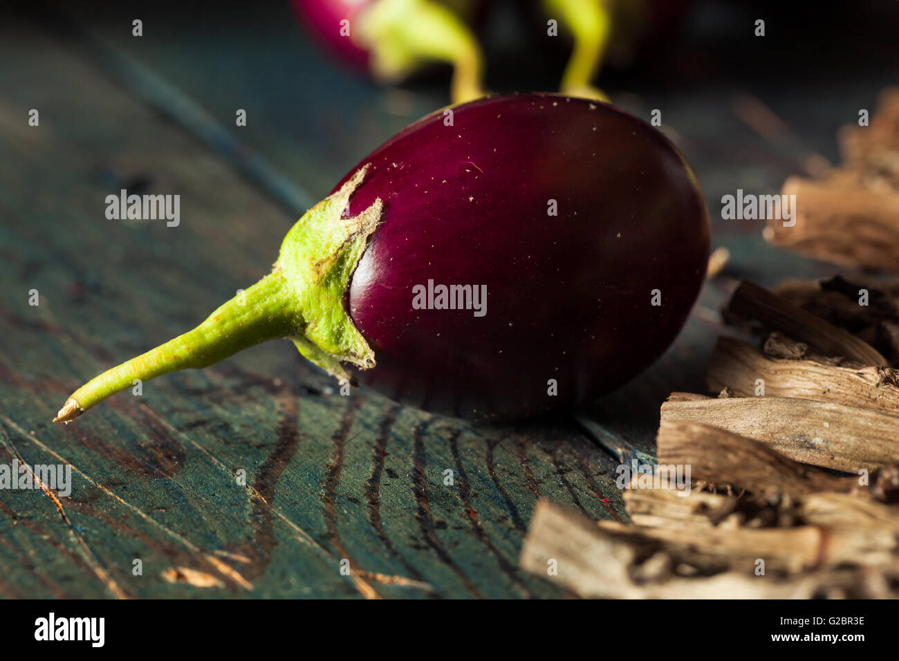 Bio-roh-Baby indische Auberginen in eine Schüssel geben Stockfoto