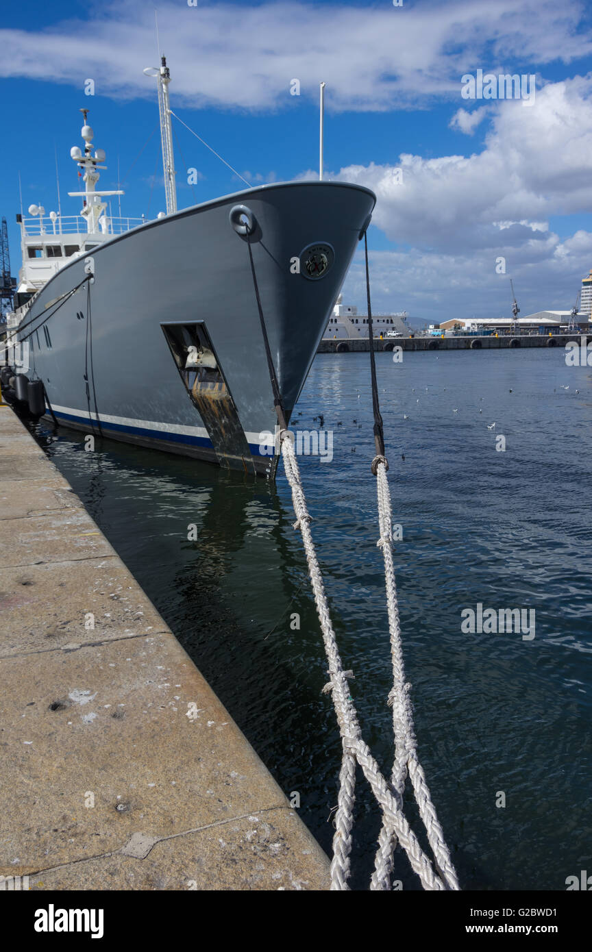 Head Line oder Trosse festgemacht Boot gefesselt an einem Pier in Kapstadts Table Bay Harbor Stockfoto