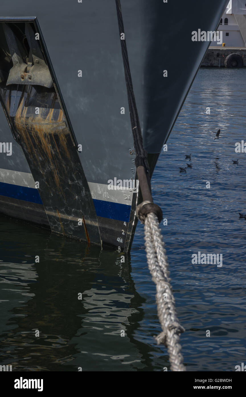 Head Line oder Trosse festgemacht Boot gefesselt an einem Pier in Kapstadts Table Bay Harbor Stockfoto