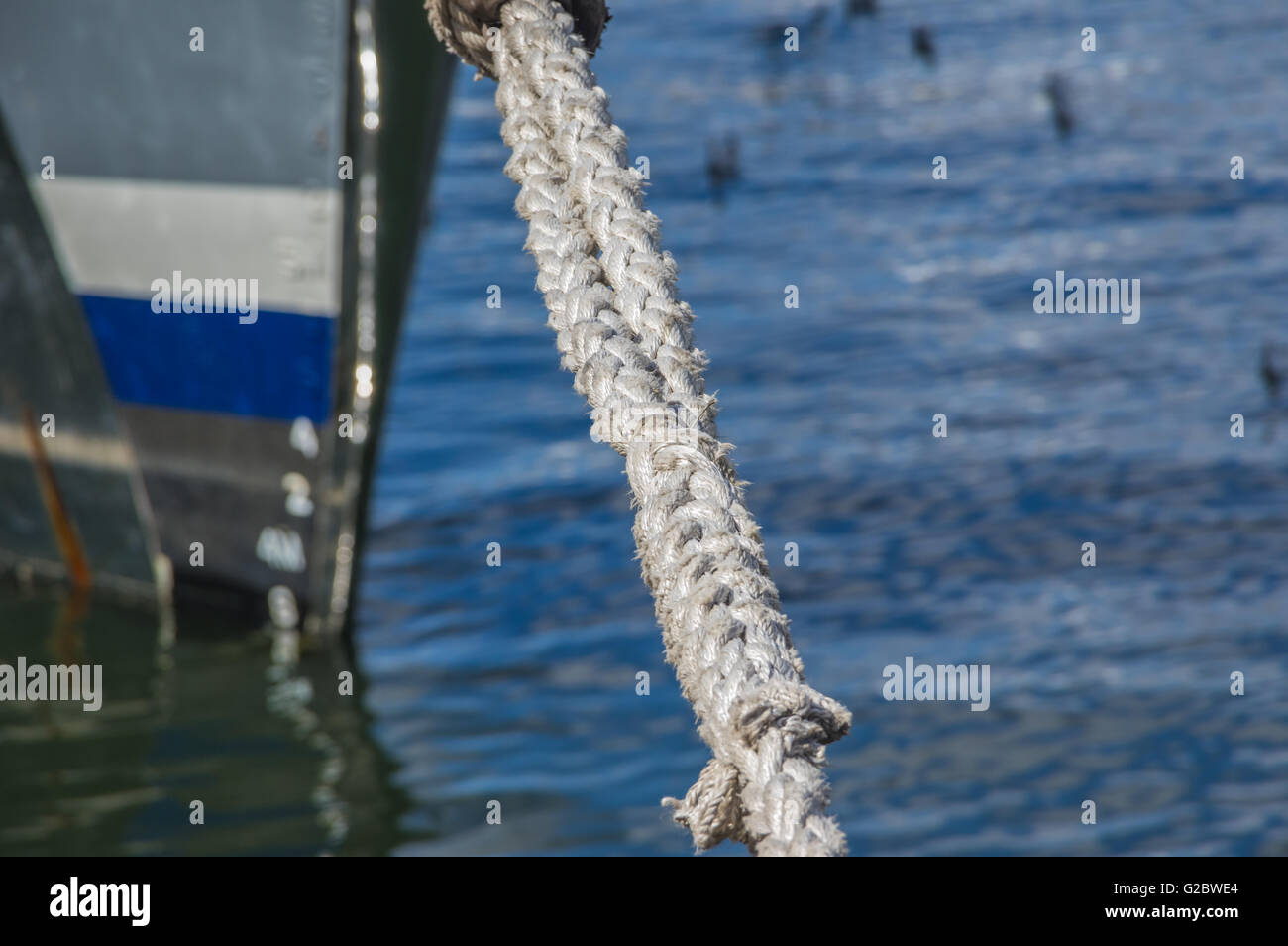 Head Line oder Trosse festgemacht Boot gefesselt an einem Pier in Kapstadts Table Bay Harbor Stockfoto