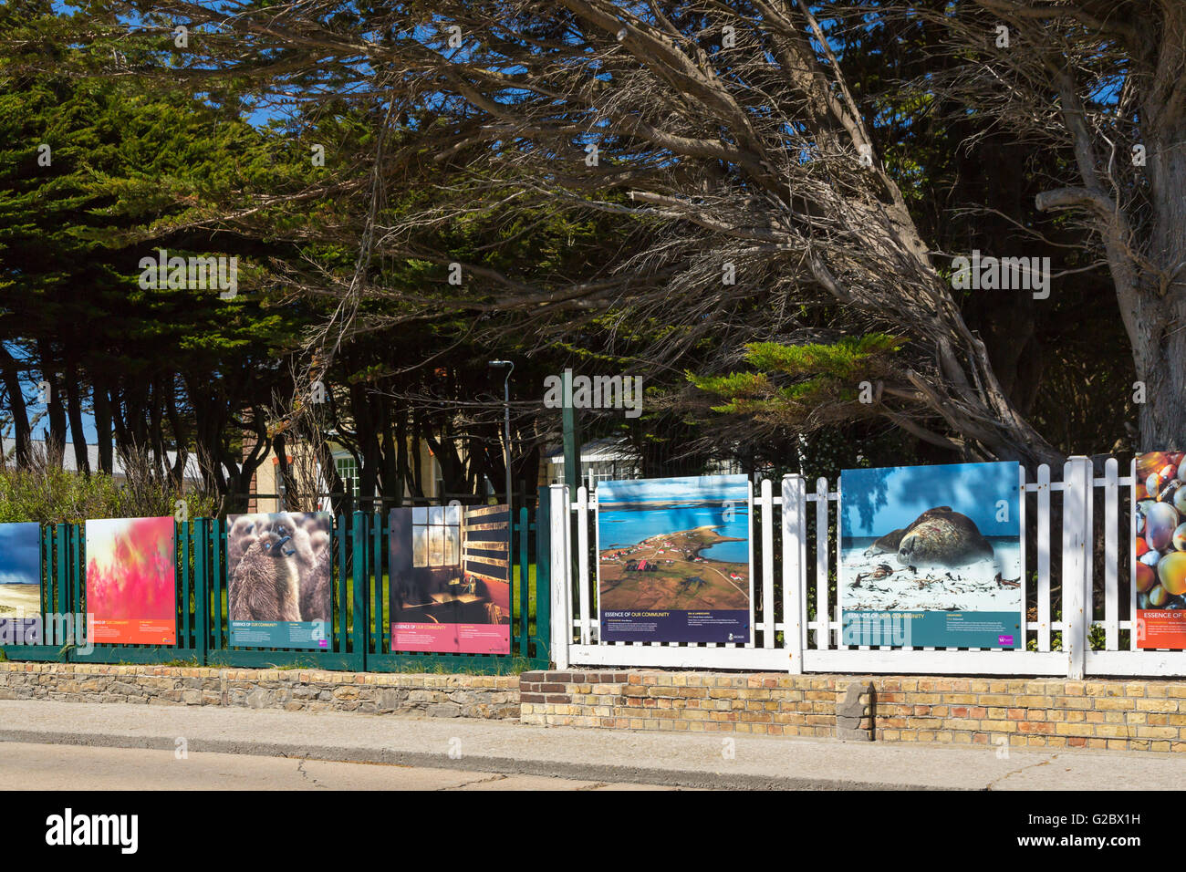 Kunstwerke von lokalen Sehenswürdigkeiten, die auf den Straßen von East Falkland, Stanley, Falkland-Inseln, British Overseas Territory angezeigt. Stockfoto