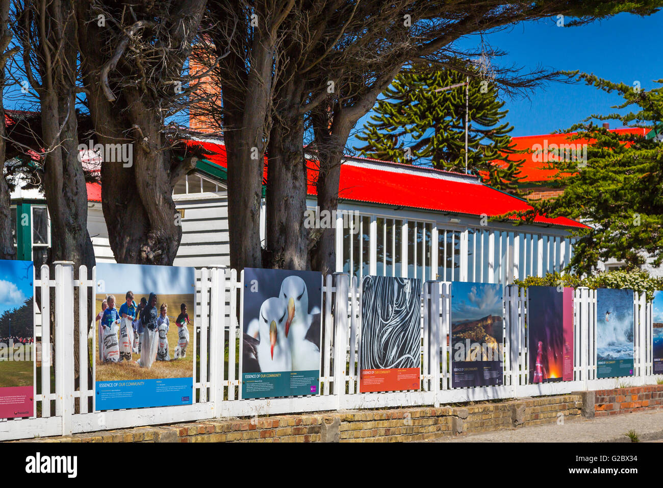 Kunstwerke von lokalen Sehenswürdigkeiten, die auf den Straßen von East Falkland, Stanley, Falkland-Inseln, British Overseas Territory angezeigt. Stockfoto