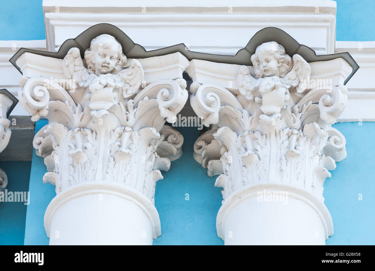 Dekoration der russisch-orthodoxen Kathedrale Fassade, Spalten Kapitälchen mit weißen Engel Skulpturen Stockfoto