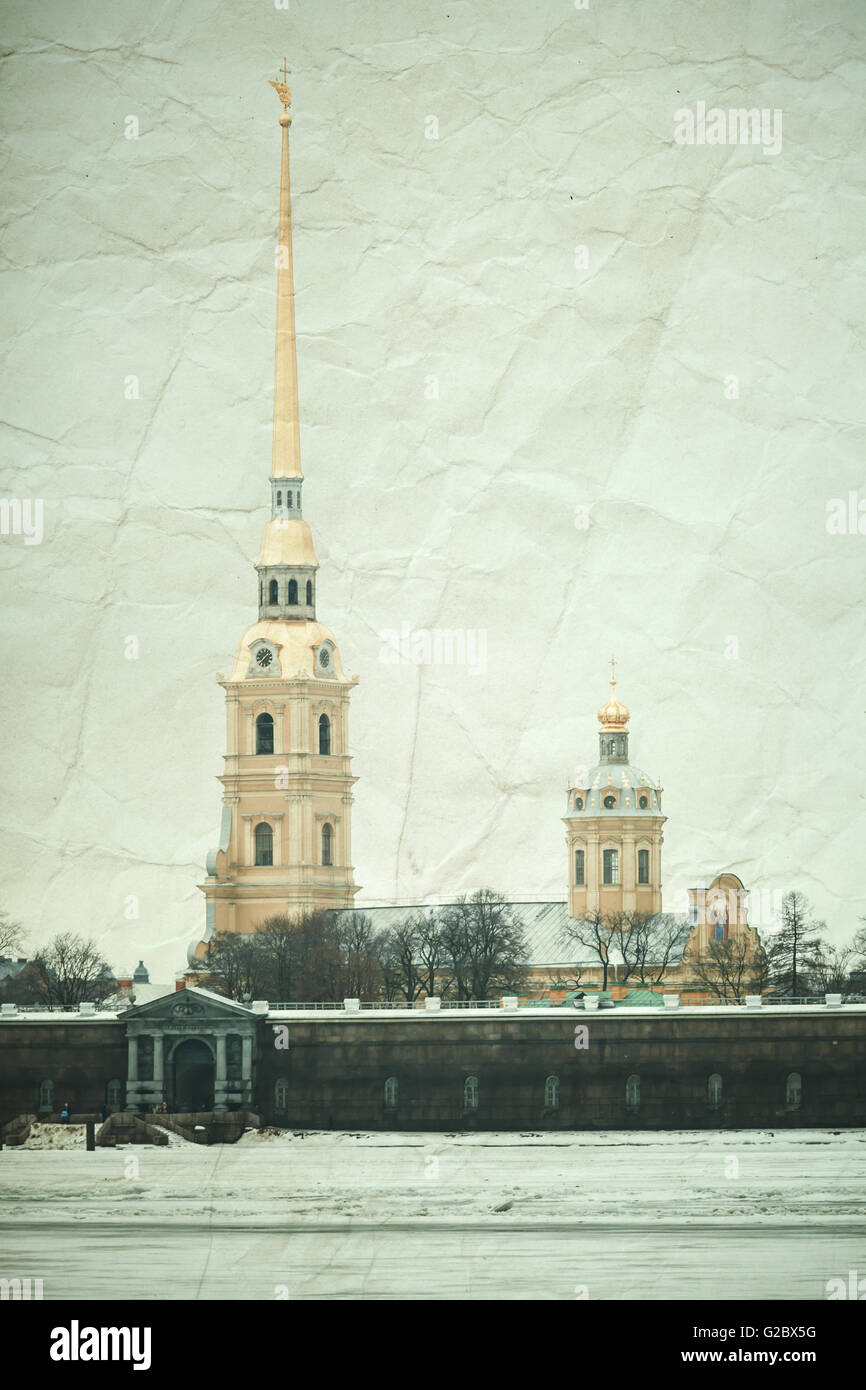Peter und Paul Festung, eine der beliebtesten Sehenswürdigkeiten von Sankt-Petersburg, Russland. Vintage stilisierte vertikale Foto mit alten Stockfoto
