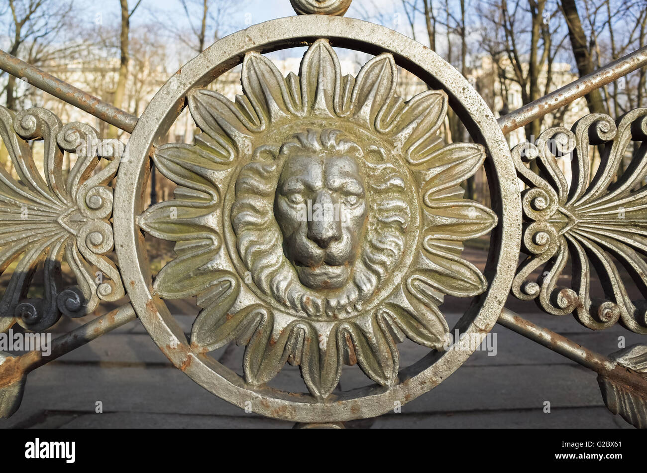 Vorderansicht der Löwenkopf im runden Rahmen. Dekoration des alten Metallzaun im zentralen historischen Teil von Sankt-Petersburg, Russland Stockfoto