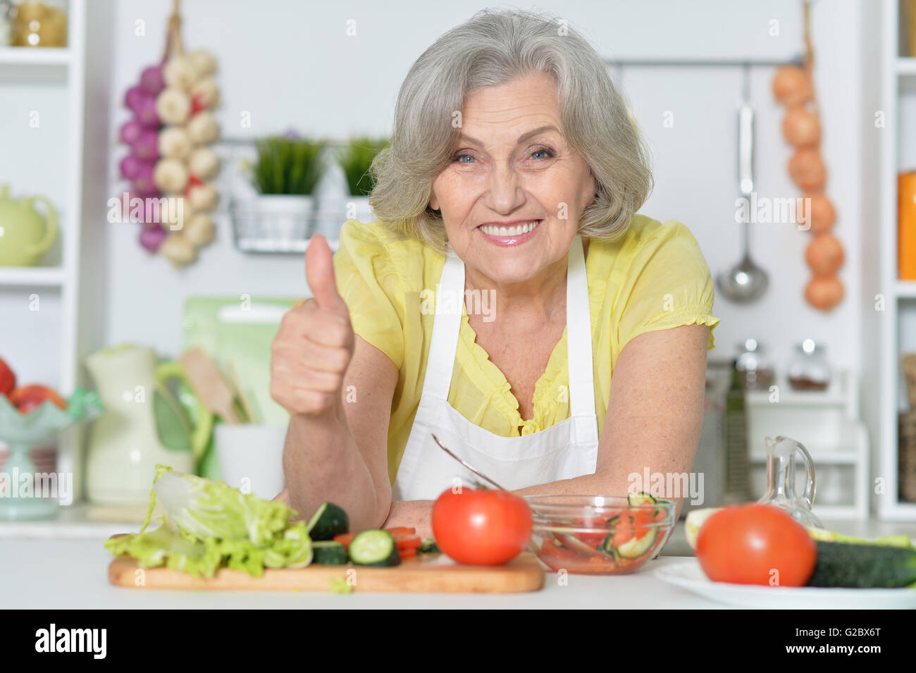 Ältere Frau in Küche Stockfoto