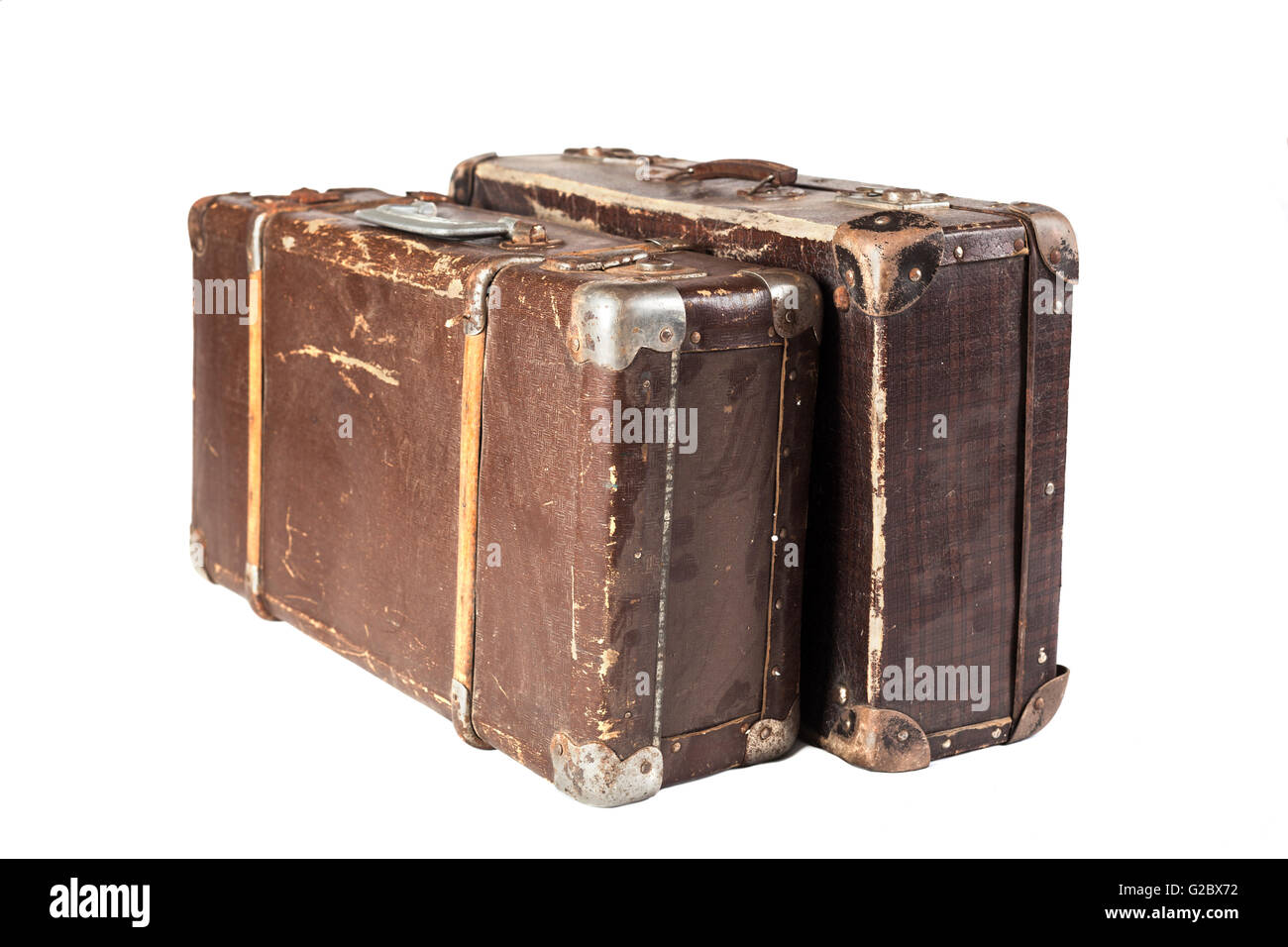 Zwei alte Braun verwendet und verwitterten Koffer isoliert auf weißem Hintergrund Stockfoto
