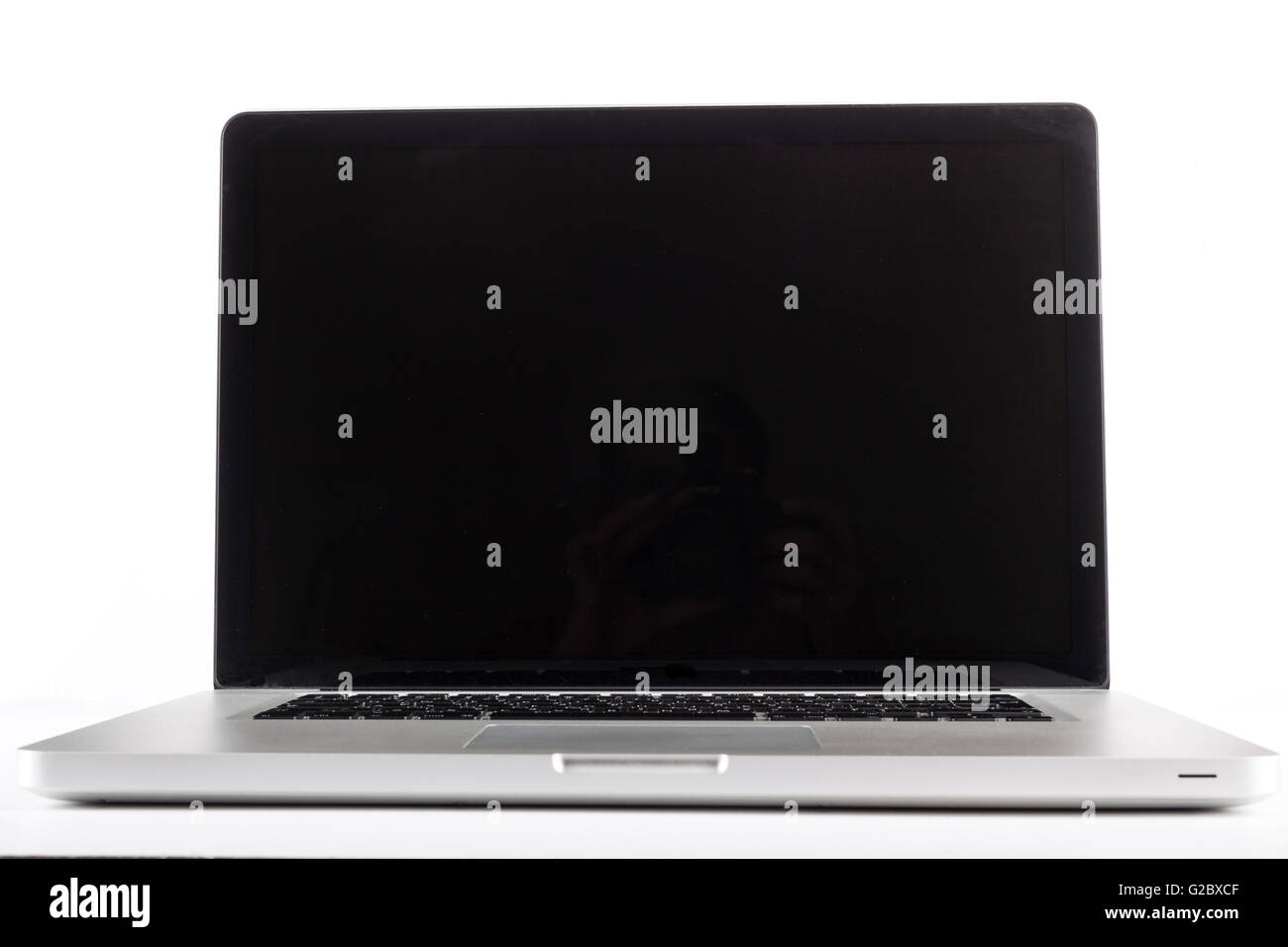 Silber Laptop vorne wetteifert mit Blanck schwarzen Bildschirm isoliert auf weißem Hintergrund Stockfoto