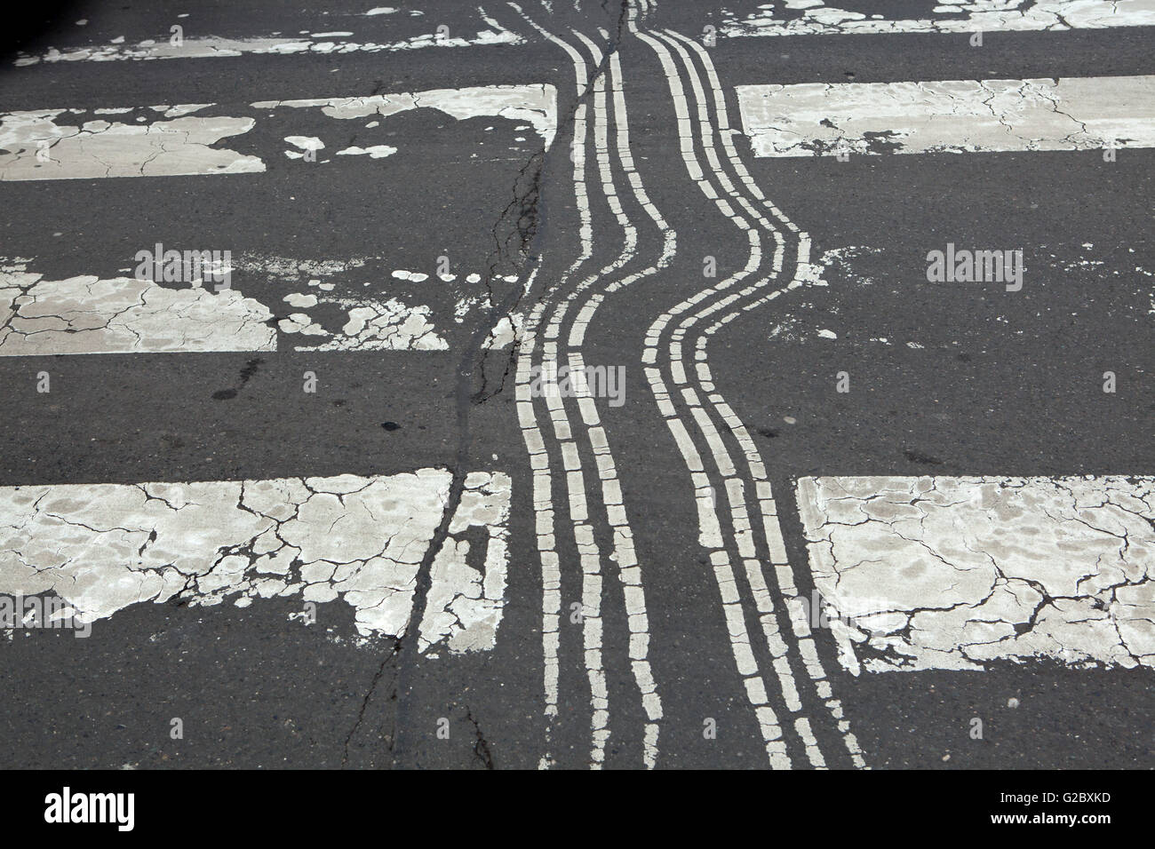 Lustige Zebrastreifen mit weißen geschwungenen Linien im Bezirk Smichov in Prag, Tschechische Republik gezeichnet. Stockfoto