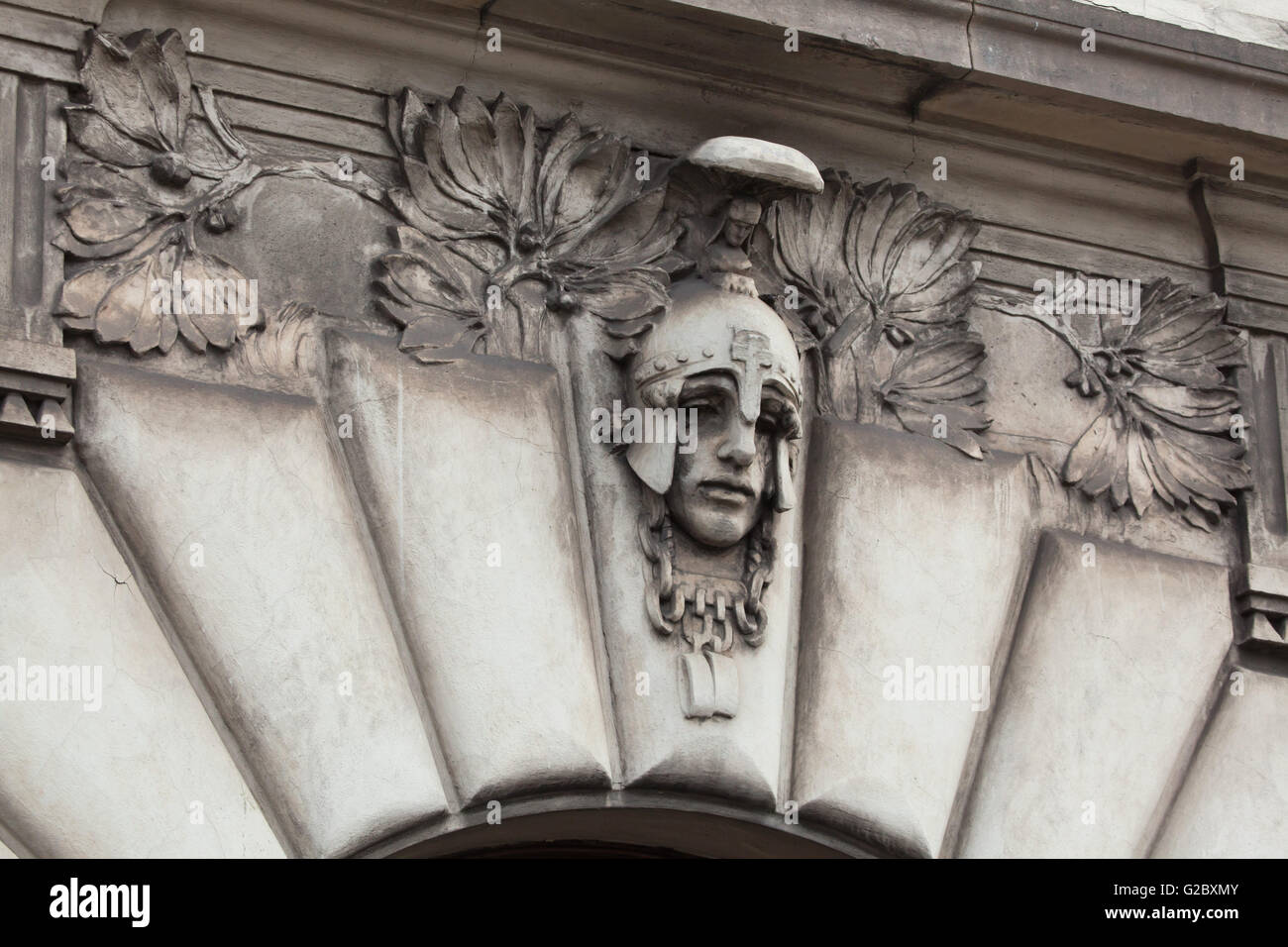 Allegorische Maskaron gewidmet italienischen Eisenbahnen auf die Jugendstil-Gebäude von der Hauptbahnhof in Prag, Tschechische Repu Stockfoto