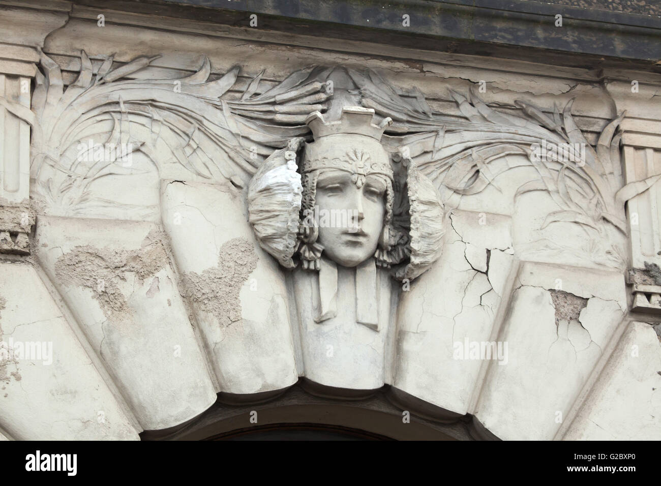 Allegorische Maskaron gewidmet europäischen Eisenbahnen auf die Jugendstil-Gebäude von der Hauptbahnhof in Prag, Tschechien Stockfoto