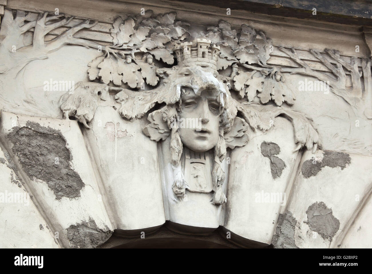 Allegorische Maskaron gewidmet europäischen Eisenbahnen auf die Jugendstil-Gebäude von der Hauptbahnhof in Prag, Tschechien Stockfoto
