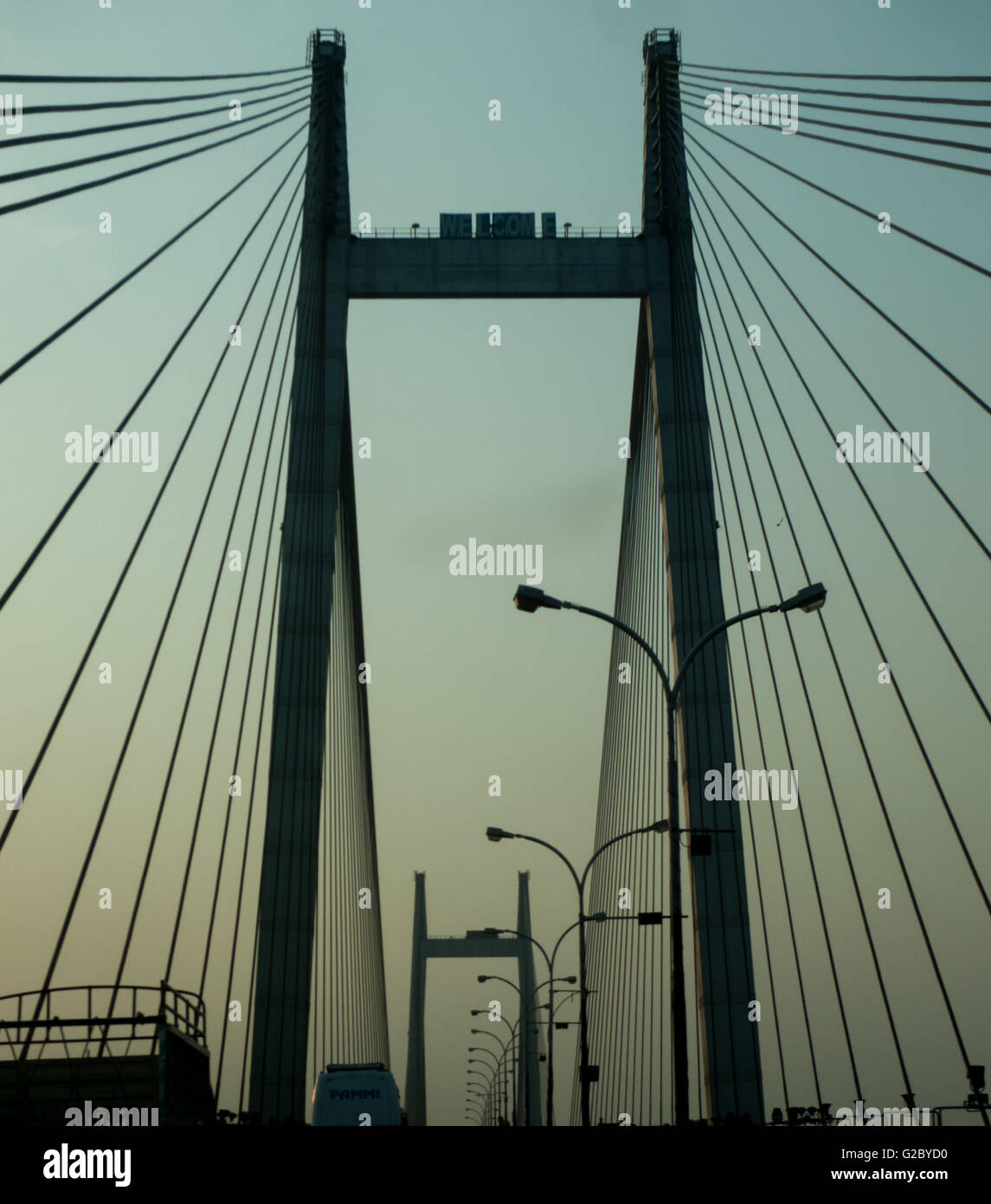 Nach oben auf die Wunder der Technik des Vidyasagar Setu (Second Howrah Bridge). Ein Wahrzeichen Hängebrücke in Kolkata Indien. Stockfoto