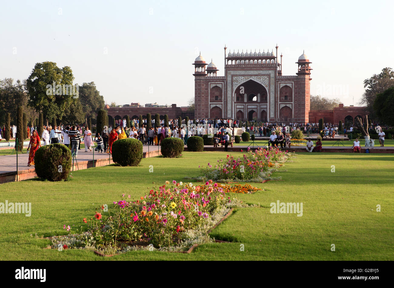 Menschen durch das Eingangstor zum Taj Mahal, Agra, Uttar Pradesh, Indien Stockfoto