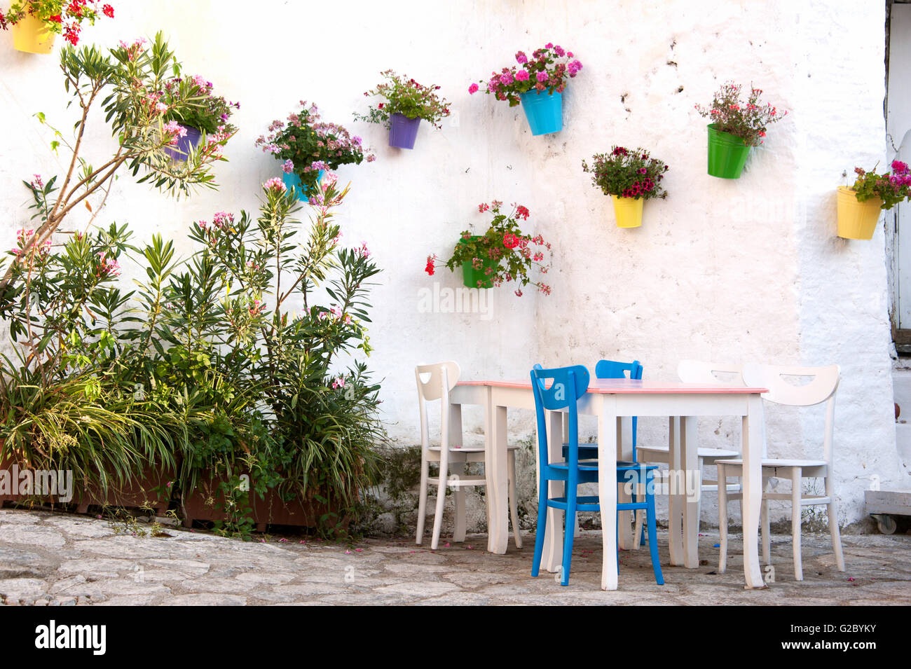 Cafe, dekoriert mit Blumen an der Wand, Marmaris, Provinz Muğla, Ägäisregion, Ägypten, Türkei Stockfoto