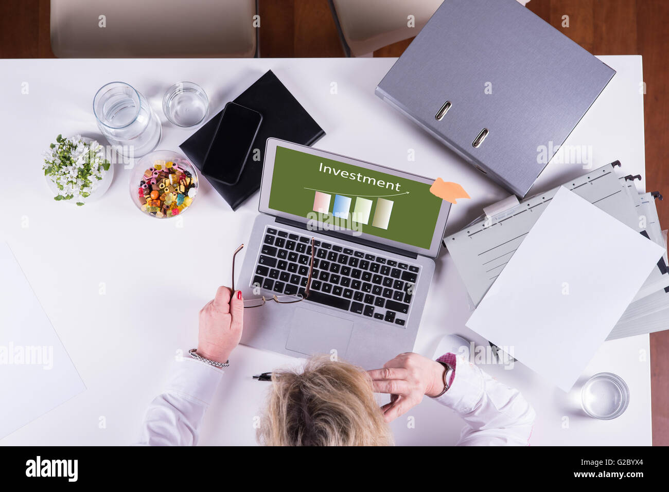 Frau am Telefon arbeiten am computer Stockfoto
