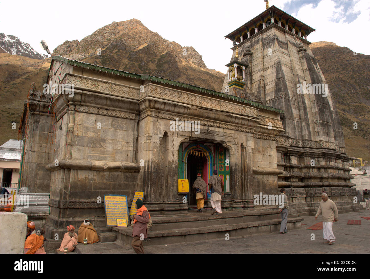 Kedarnath Tempel mit Sadhus und Hindu-Pilger, Kedarnath, Garhwal Himalaya, Uttarakhand, Indien Stockfoto