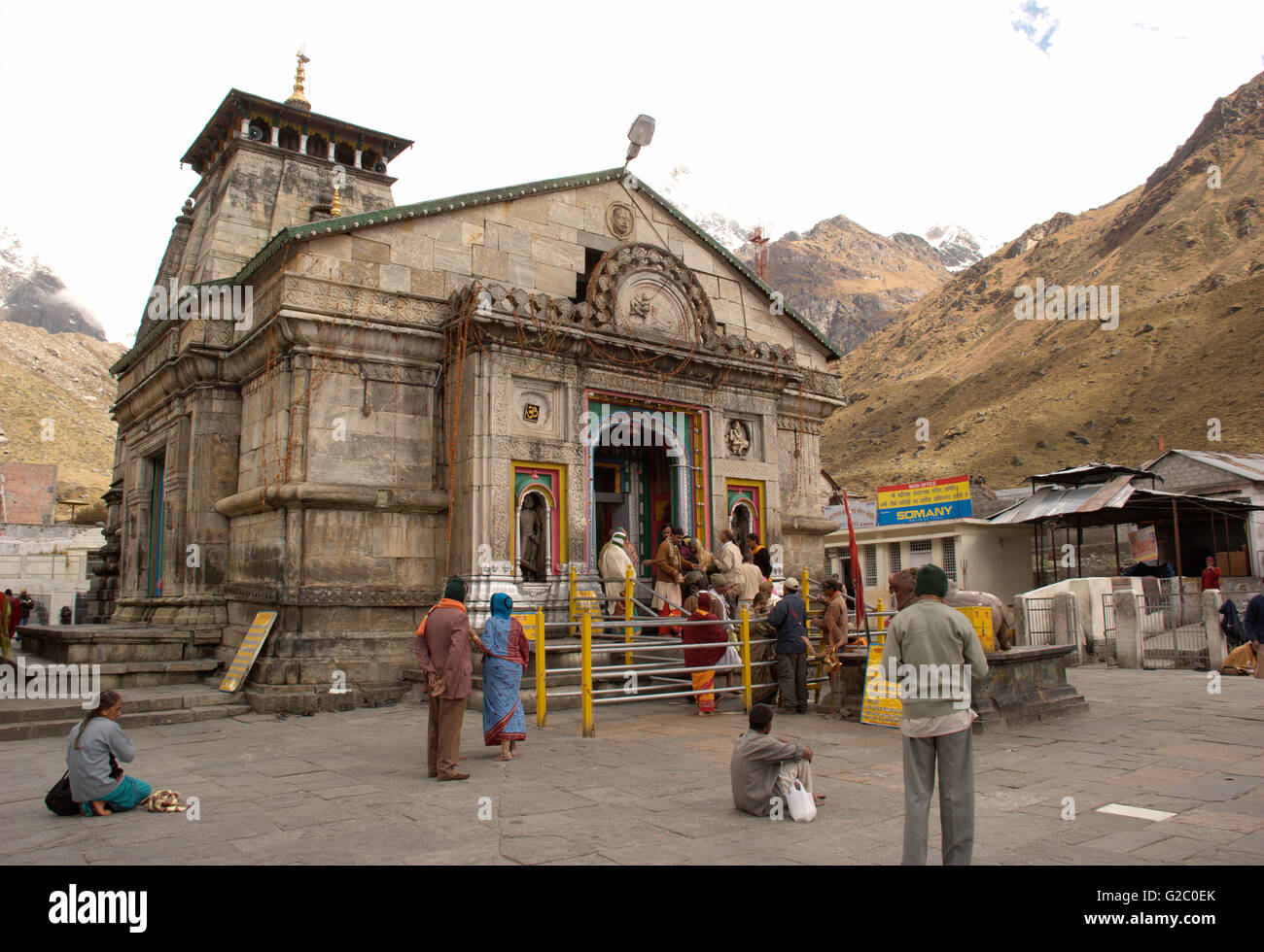 Kedarnath Tempel mit Sadhus und Hindu-Pilger, Kedarnath, Garhwal Himalaya, Uttarakhand, Indien Stockfoto