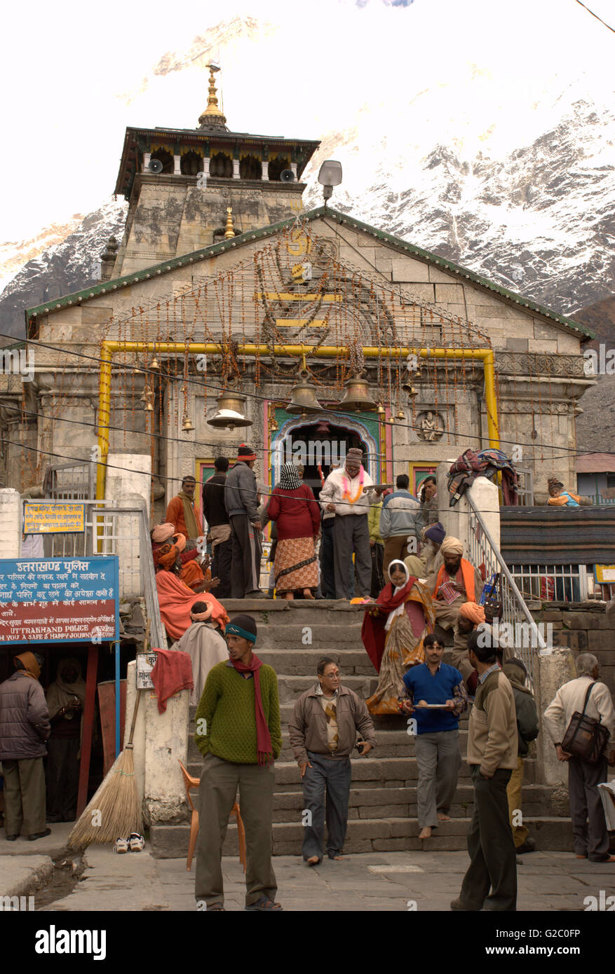 Kedarnath Tempel mit Sadhus und Hindu-Pilger, Kedarnath, Garhwal Himalaya, Uttarakhand, Indien Stockfoto