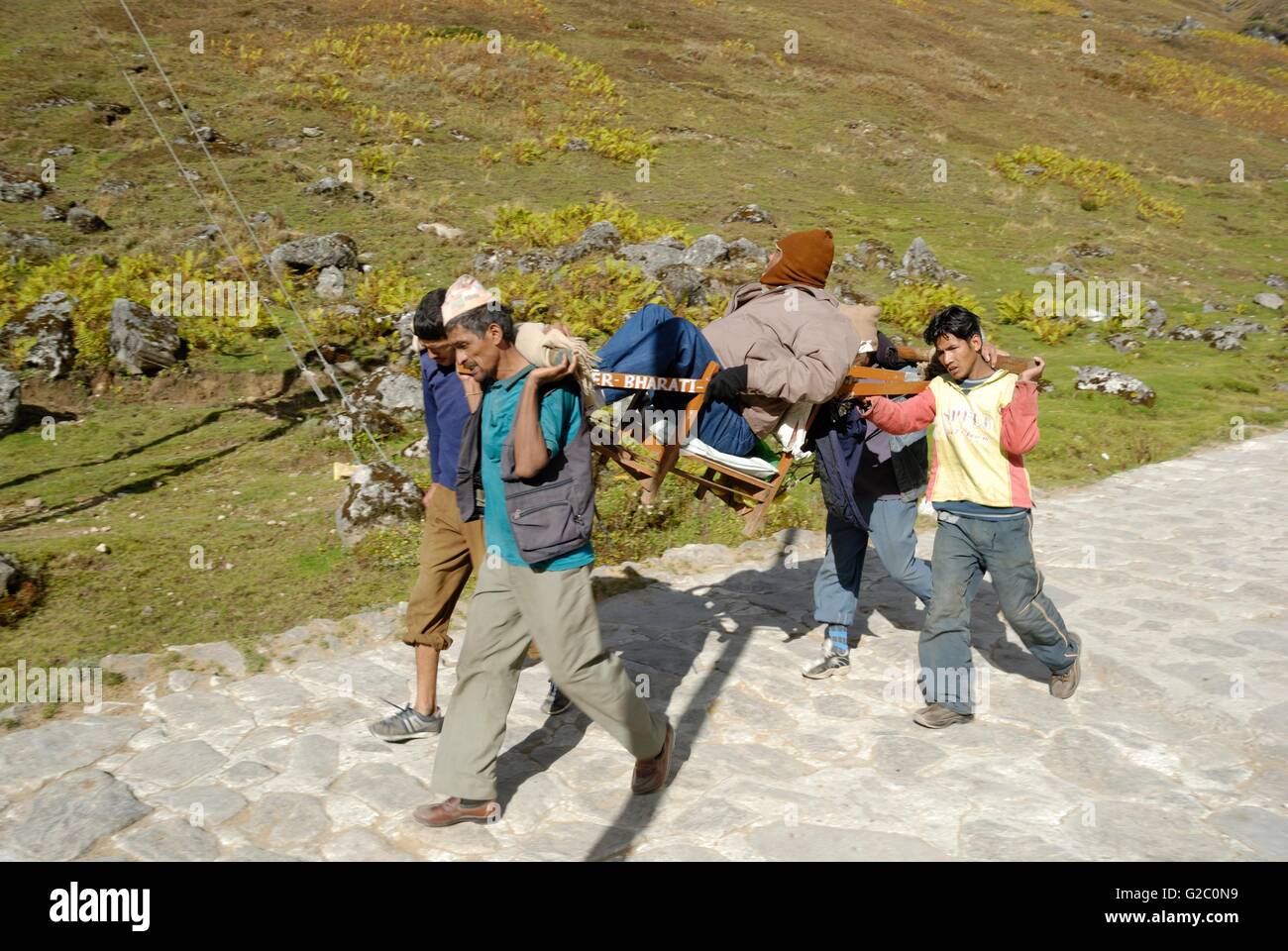 Pilger auf dem Weg zum Tempel Kedarnath, Garhwal Himalaya, Uttarakhand, Indien Stockfoto