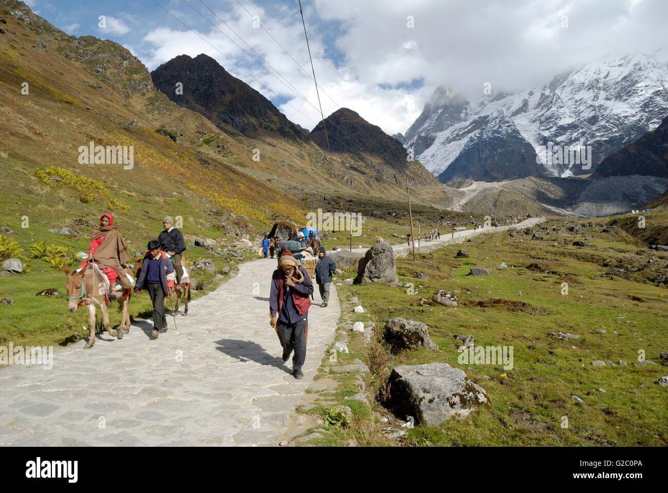 Pilger auf dem Weg zum Tempel Kedarnath, Garhwal Himalaya, Uttarakhand, Indien Stockfoto