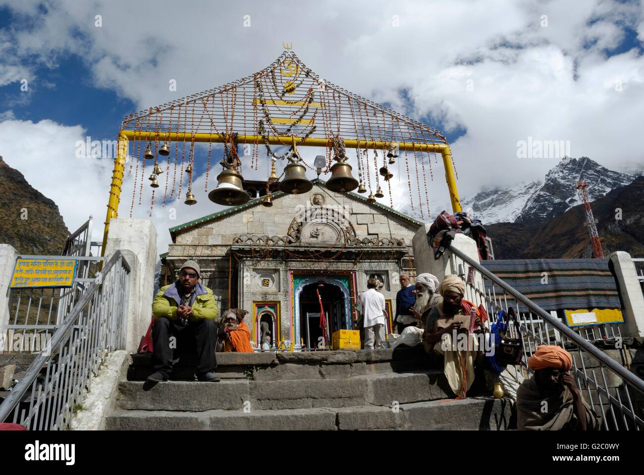 Kedarnath Tempel mit Sadhus und Hindu-Pilger, Kedarnath, Garhwal Himalaya, Uttarakhand, Indien Stockfoto