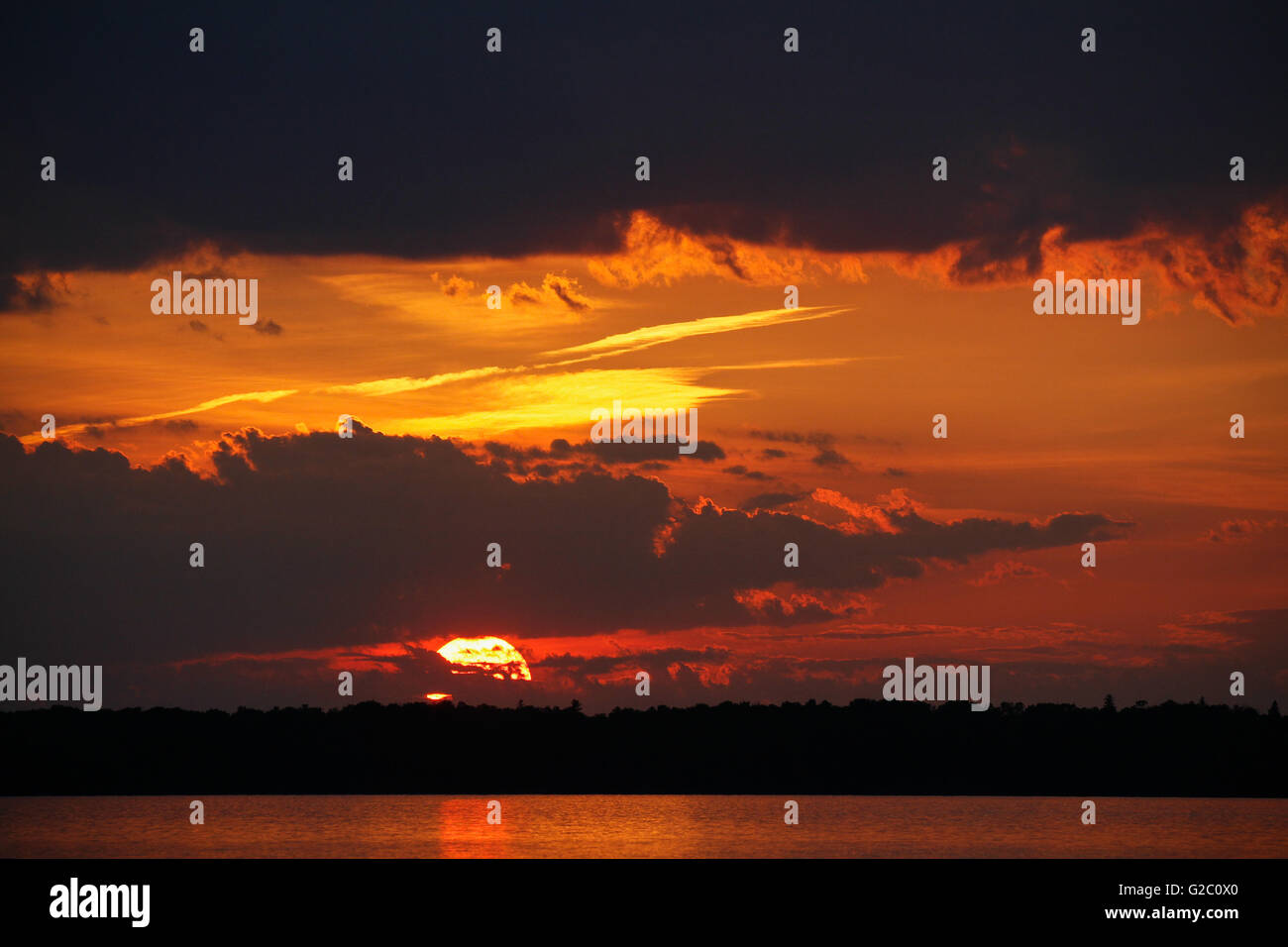 Ein flammenden Sonnenuntergang endet der Tag am Kabetogama See, Voyageurs National Park, Minnesota, USA Stockfoto